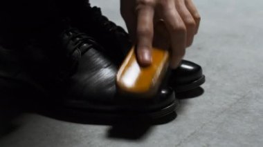 Cilalı siyah klasik ayakkabılar. Stok görüntüleri. Temizlik ve parlatma botlarını kapat. 