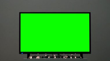 Oturma odasında yeşil ekran TV. Kavram. Reklam için krom anahtar ekran