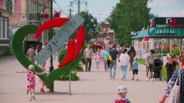 Sırbistan, Belgrad - 15 Haziran 2023: Yürüyen insanlar ve yaz günü modern manzaralı cadde. Şarjör. Güzel güneşli bir sokakta insanlar yaz günü yürüyor. Şehir tabelası olan yaya sokağı.