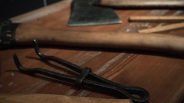 Büyük baltalar. Medya. Masaların üzerinde duran ve yakın açıyla kaldırılan dev Rus baltaları. Yüksek kalite 4k görüntü