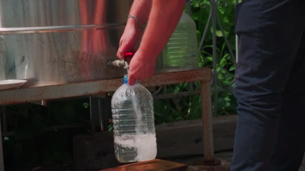 Ένα Σετ Πόσιμου Νερού Κλιπ Ένας Άνθρωπος Ένα Μπουκάλι Πέντε — Αρχείο Βίντεο