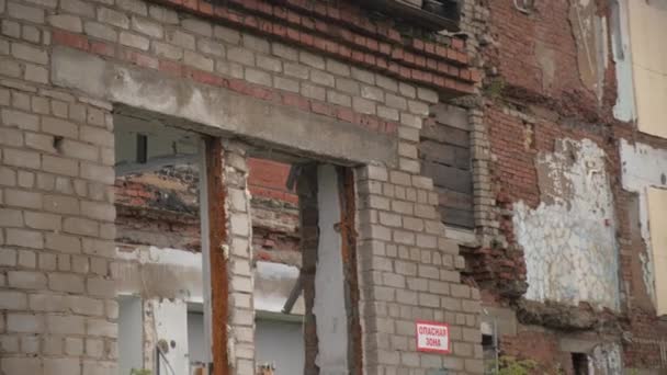 Old Abandoned House Collapsed Walls Clip Abandoned Residential Building Windows — Stock Video