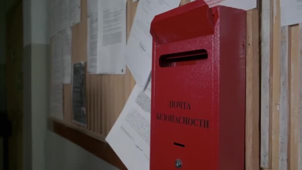 男人把文件放在抽屉里 派递通知书以红箱发出 入口红箱内的通知书 — 图库视频影像