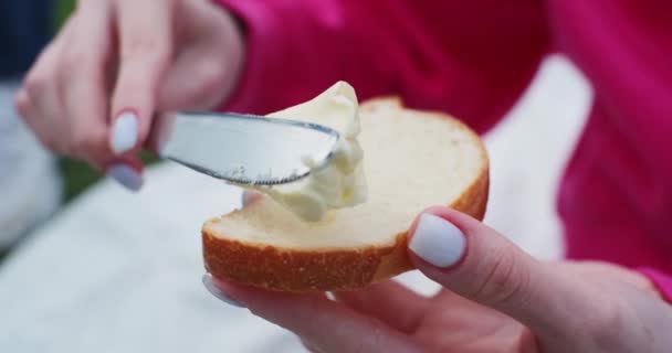 Close Mulher Espalhando Manteiga Pão Clipe Pedaço Grosso Manteiga Manchado — Vídeo de Stock