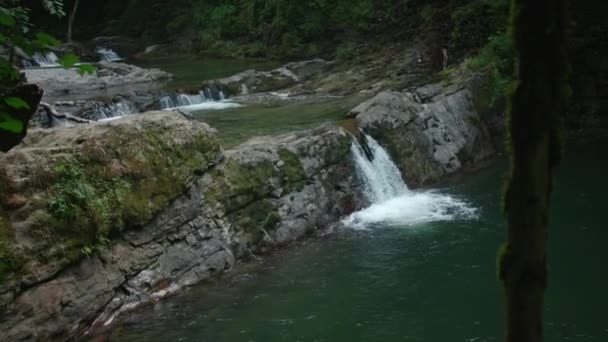 Romantická Laguna Malý Vodopád Skály Kreativní Krásná Zelená Voda Malého — Stock video