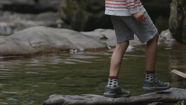 Nohy Mladého Chlapce Sportovním Oblečení Skále Nad Řekou Kreativní Chlapec — Stock video