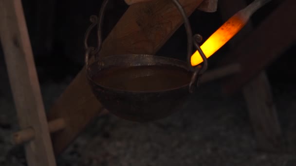 锻铁锅炉用锻铁工作的加热锅炉媒体 燃烧和加热的锅炉 以帮助铁的变形 高质量的4K镜头 — 图库视频影像