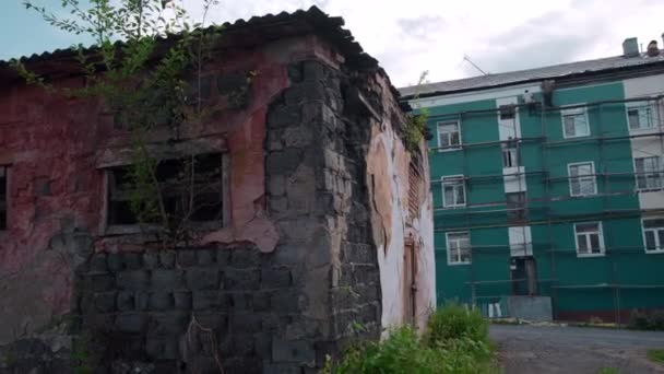 旧基金 从老房子上掉下来的石膏 省生活概念 — 图库视频影像