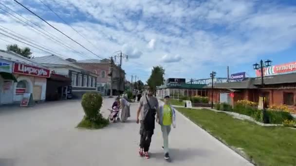 塞尔维亚 贝尔格莱德 2023年6月20日 夏季沿着城市步行街行走的时间 夏天在简朴的小镇上游览人行横道 沿着夏城的人行街走 — 图库视频影像