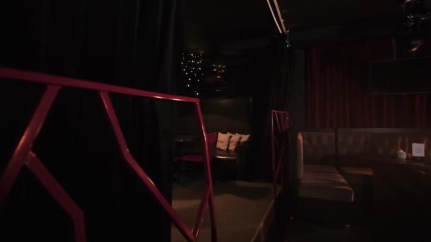 Прекрасний Інтер Нічному Клубі Столиками Кліп Темна Кімната Столами Гірляндами — стокове відео
