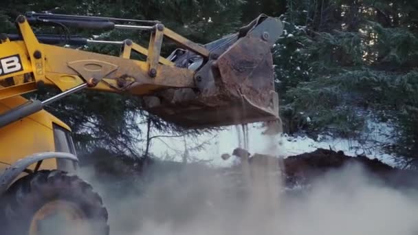 Тракторні Лопати Сніг Земля Лісі Кліп Трактор Розчищає Простір Лісі — стокове відео