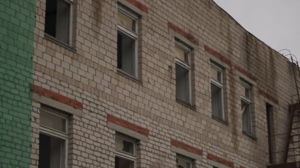 村に捨てられた古いレンガ造りの建物 クリップ 村の建物を放棄して破壊した 捨てられた州の古いレンガ造りの建物 — ストック動画