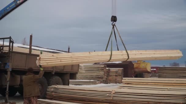 Drewniane Deski Podnoszone Przez Dźwig Transportu Klip Załadunek Drewnianych Desek — Wideo stockowe