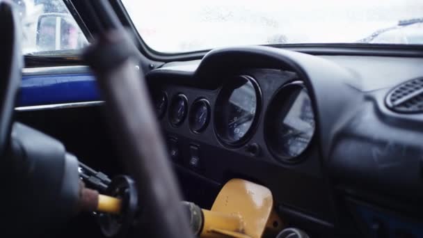Arabanın Mekanizmasının Yakın Plan Detayları Şarjör Eski Arabanın Içindeki Kaldıraçlar — Stok video