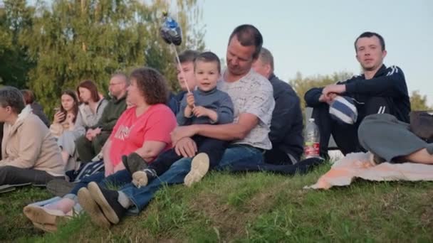 Serbia Belgrad Czerwca 2023 Ludzie Siedzą Trawie Oglądają Letni Koncert — Wideo stockowe