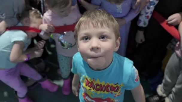 Serbia Belgrado Junio 2023 Vídeo Rodaje Vacaciones Infantiles Clip Fotógrafo — Vídeos de Stock