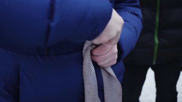 Muž Rozvazuje Lano Klip Detailní Záběr Muže Držícího Lano Uzlem — Stock video