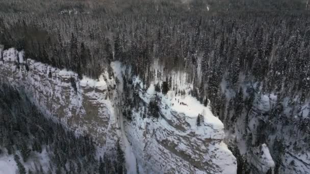 Kışın Kayalıklardaki Bir Grup Insanın Iyi Görüntüsü Şarjör Dağ Kayalıkları — Stok video