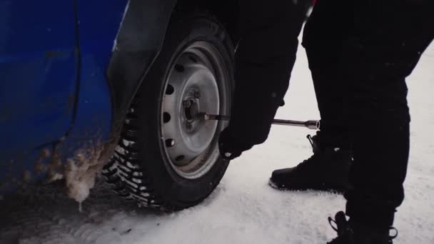 Kışın Dönen Tekerlerin Yakın Çekimi Şarjör Adam Kışın Otoyolda Tekerlek — Stok video