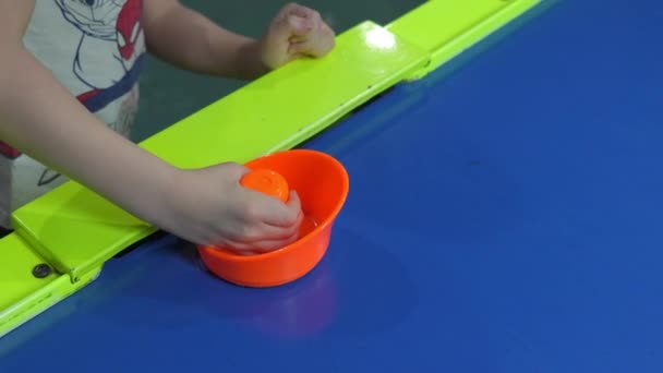 Havalı Hokey Oynayan Çocuğun Yakın Çekimi Şarjör Çocuk Alışveriş Merkezinde — Stok video