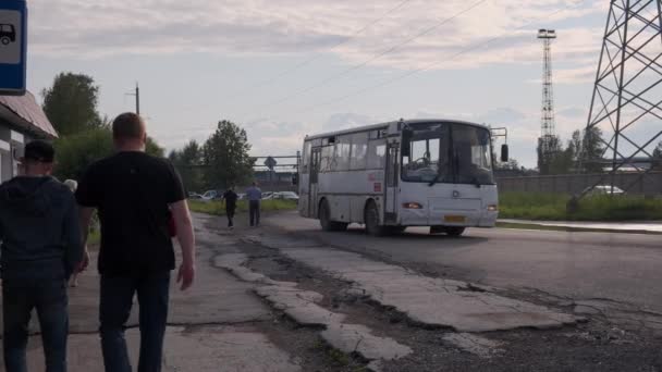 Serbia Belgrado Junio 2023 Parada Autobús Con Personas Caminando Autobús — Vídeo de stock