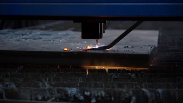 工場で働いている クリップ レーザーを使用した特殊装置による鉄製のソーイング 高品質のフルHd映像 — ストック動画