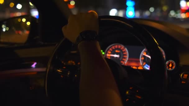 Nocna Jazda Klip Mężczyzna Umiejętnie Prowadzi Samochód Ciemnym Mieście Wysokiej — Wideo stockowe