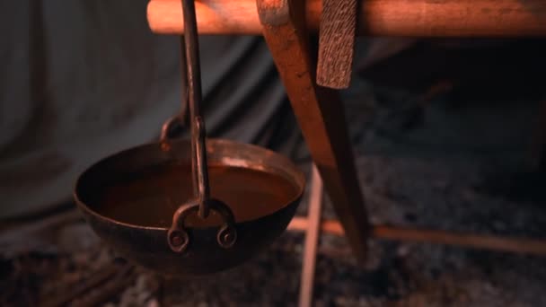 用劈开的铁工作 一个人是一个铁匠 他在街上分身锻铁 高质量的4K镜头 — 图库视频影像