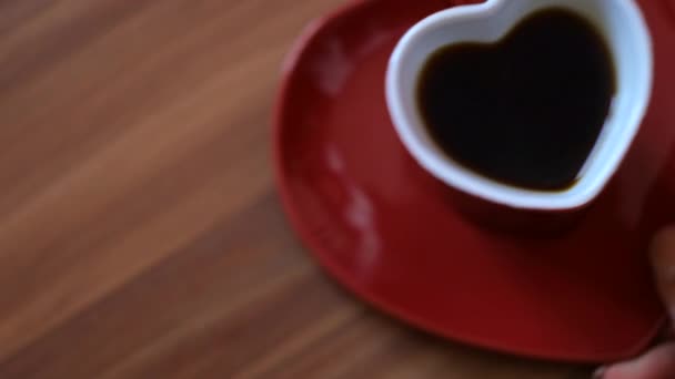Mann Nimmt Tasse Kaffee Herzform Konzept Schöne Herzförmige Tasse Mit — Stockvideo
