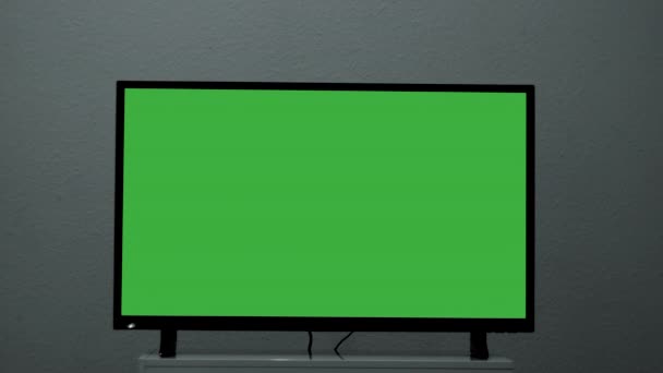 Plazma Zelenou Obrazovkou Stojí Pozadí Zdi Koncept Zelená Obrazovka Stojí — Stock video