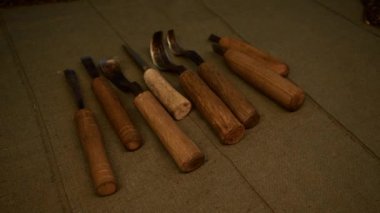Eski Rus zırhı. Medya. Yan yana duran eski sergilerle dolu bir masa. Yüksek kalite 4k görüntü