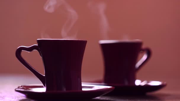 在杯子里热饮热饮的特写 用热饮倒立的对杯蒸发掉 美丽的蒸汽来自热咖啡蒸煮的杯子 — 图库视频影像