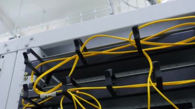 Sarı parlak ince kablolar. Stok görüntüleri. Parçalanmış ekipmanlarda birbirine dolanmış kablolar. Yüksek kalite 4k görüntü