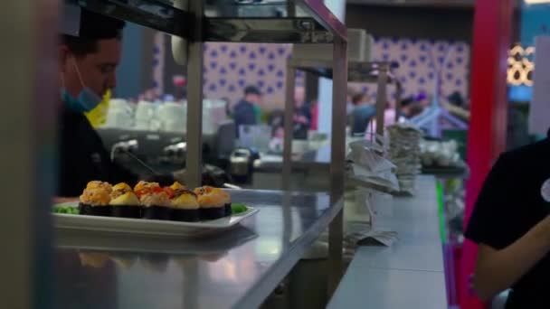 塞尔维亚 贝尔格莱德 2023年6月20日 餐厅概念 在餐厅的厨房里工作 为顾客展示菜肴 高质量的4K镜头 — 图库视频影像