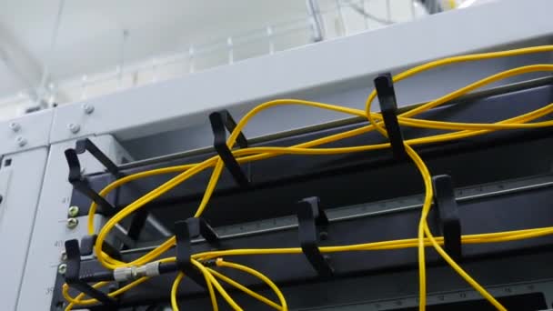 Sarı Parlak Ince Kablolar Stok Görüntüleri Parçalanmış Ekipmanlarda Birbirine Dolanmış — Stok video