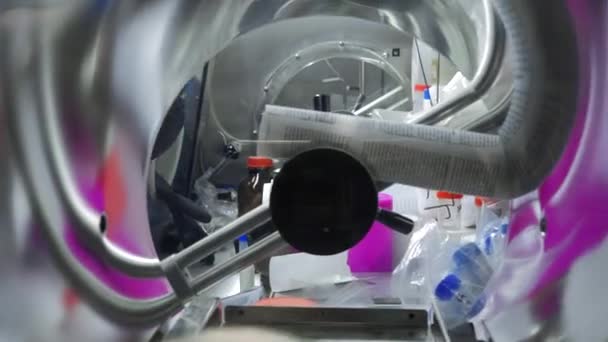 실험실에서 비디오 다양한 테스트 튜브와 요소와 과학자와 가벼운 고품질 — 비디오