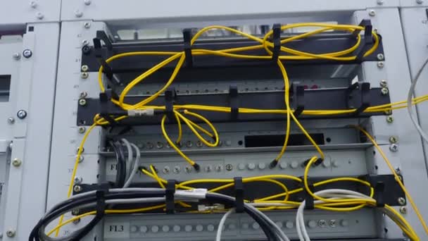 Sarı Parlak Ince Kablolar Stok Görüntüleri Parçalanmış Ekipmanlarda Birbirine Dolanmış — Stok video