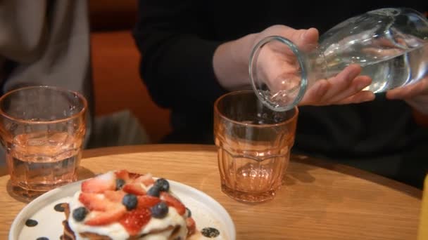 Close Guy Pouring Water Cafe Stock Footage Guy Date Pours — Stock Video