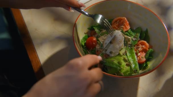 Close Femeii Care Taie Oul Fiert Salată Videoclipuri Salată Delicioasă — Videoclip de stoc