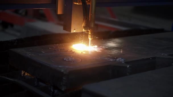 Arbeit Der Fabrik Clip Sägen Von Eisen Mit Speziellen Geräten — Stockvideo