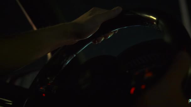 Ночная Поездка Клип Мужские Руки Умело Управляют Машиной Темном Городе — стоковое видео