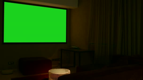 リビングルームの空白の緑の背景を持つLcdスマートテレビスクリーン メディア 自宅でテレビで広告するためのクロマキー画面 — ストック動画