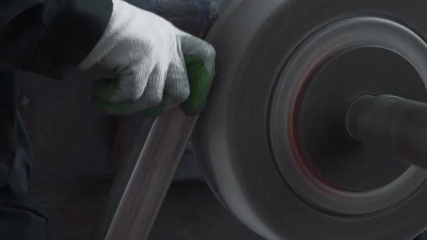 Mãos Trabalhador Luvas Proteção Polimento Barra Metal Fábrica Criativa Contexto — Vídeo de Stock