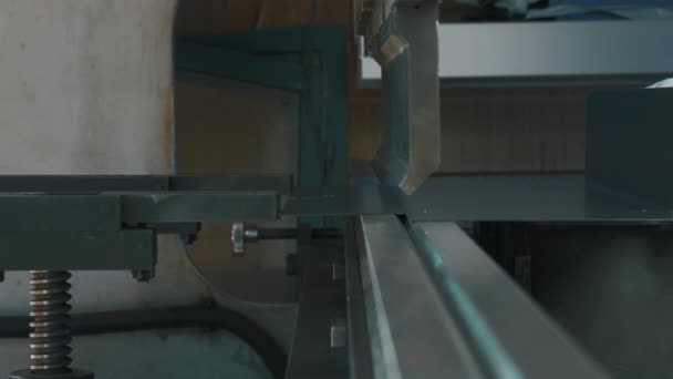 数控机床金属片弯曲的过程 工厂工人的手和设备 — 图库视频影像