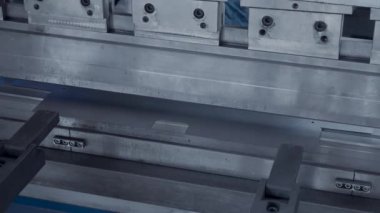Çelik makinası metal pres endüstrisi ekipmanları. Yaratıcı. Hidrolik baskı çelik levhaları büker, metal ürünler oluşturur.