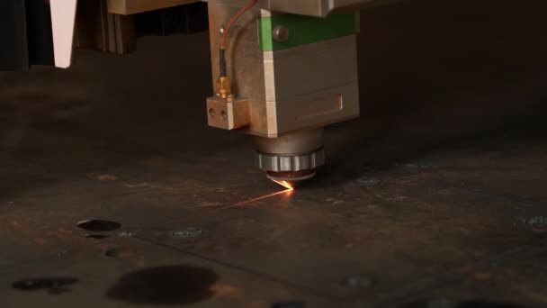 Cortadora Láser Robótica Industrial Corta Piezas Metálicas Con Gran Precisión — Vídeos de Stock