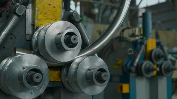 工厂内用于金属管弯曲的工业弯管机 自动金属加工机 — 图库视频影像