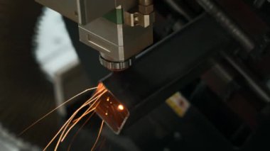  Lazer, fabrikadaki kıvılcım saçan lambayla metal levhayı keserken kafa makinesini de kesmiş. Yaratıcı. Metal üzerine lazer oyma işlemi