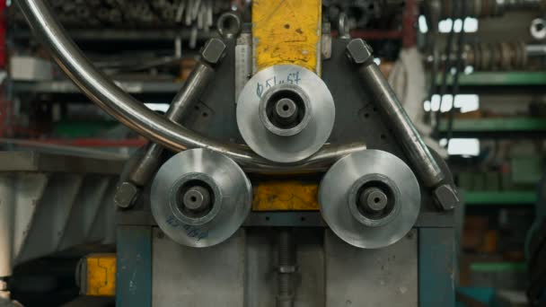 工厂内用于金属管弯曲的工业弯管机 自动金属加工机 — 图库视频影像