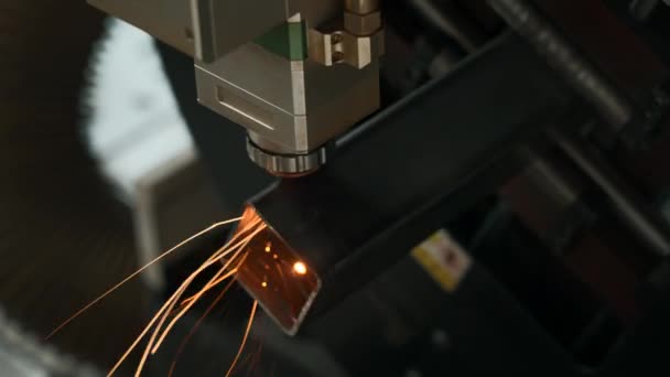 Laserowo Wycinana Głowica Cięcia Blachy Przy Użyciu Lampy Iskrowej Fabryce — Wideo stockowe